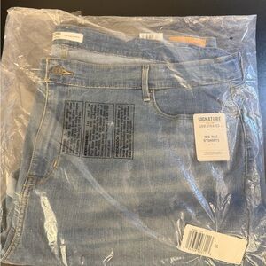 Signature by Levi Strauss Women's Mid-Rise Light Blue Jean Shorts